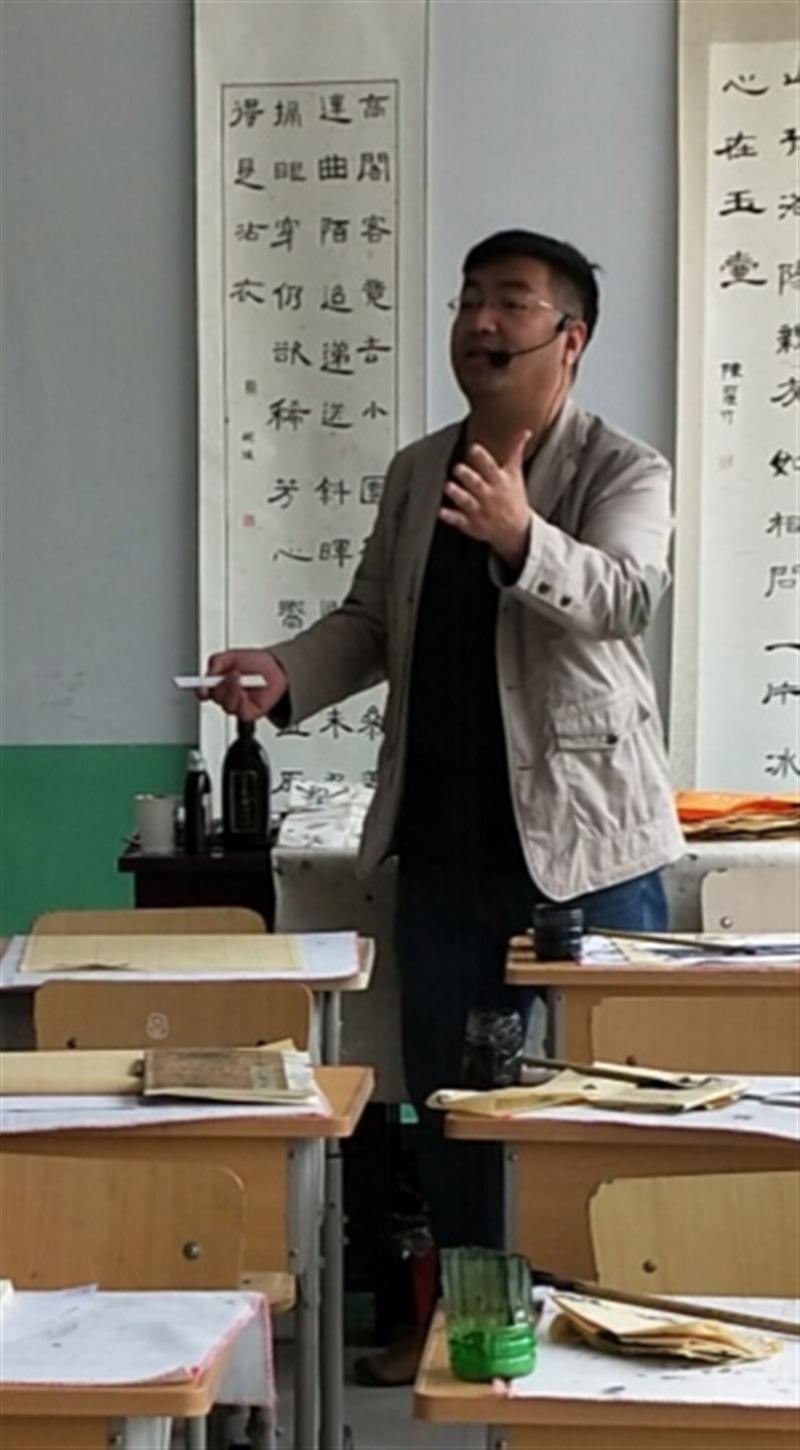 魏春雷讲解师生书法展览
